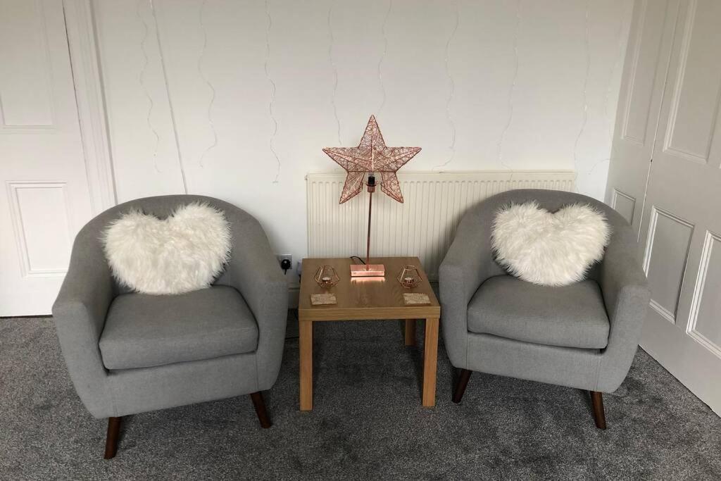 Stunning Bebington Maisonette - Large Private Drive And Entrance, Good Transport Links Экстерьер фото