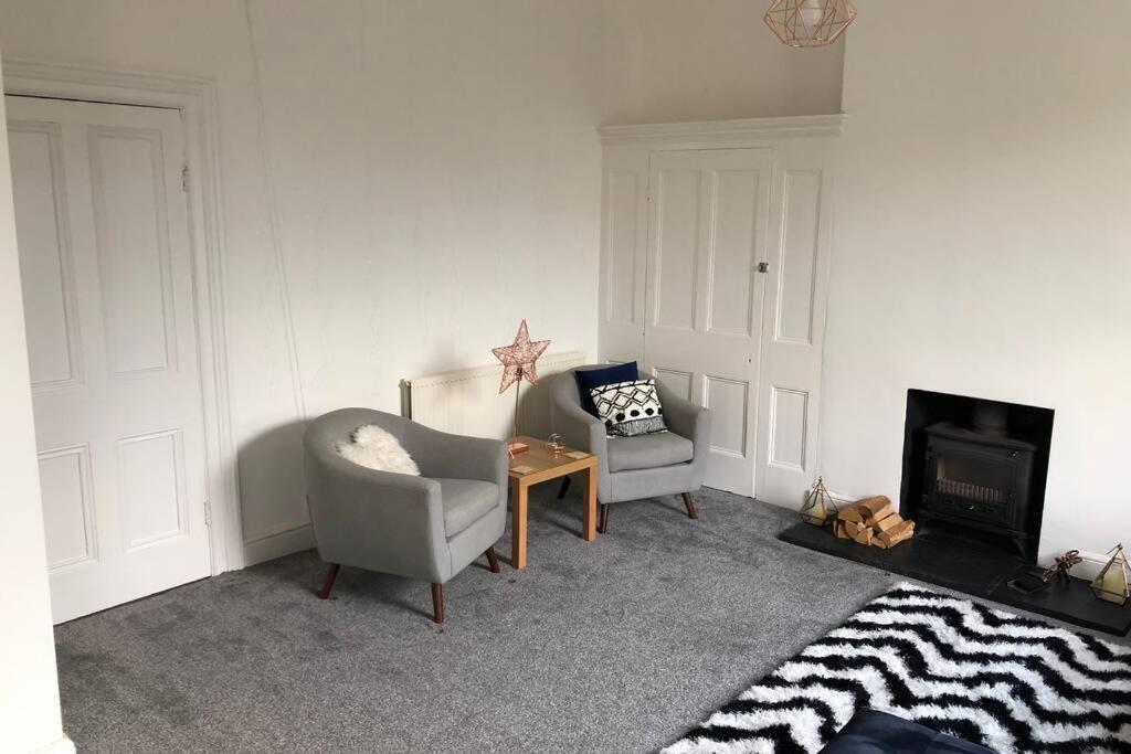 Stunning Bebington Maisonette - Large Private Drive And Entrance, Good Transport Links Экстерьер фото