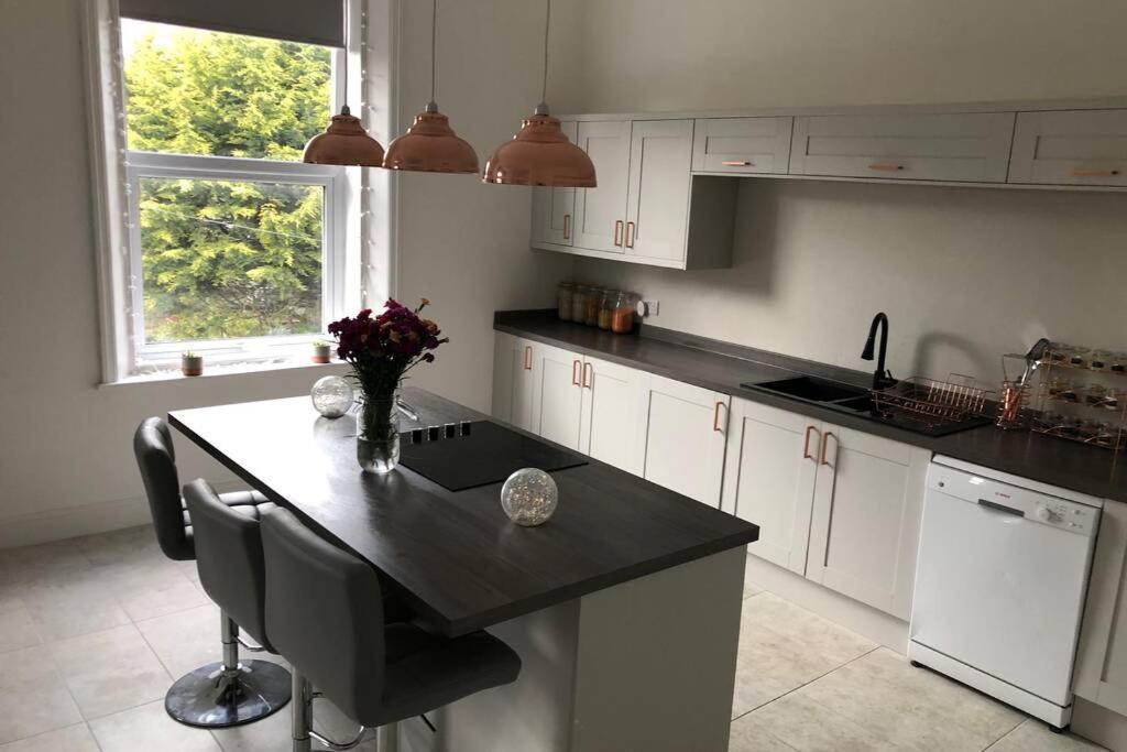 Stunning Bebington Maisonette - Large Private Drive And Entrance, Good Transport Links Экстерьер фото