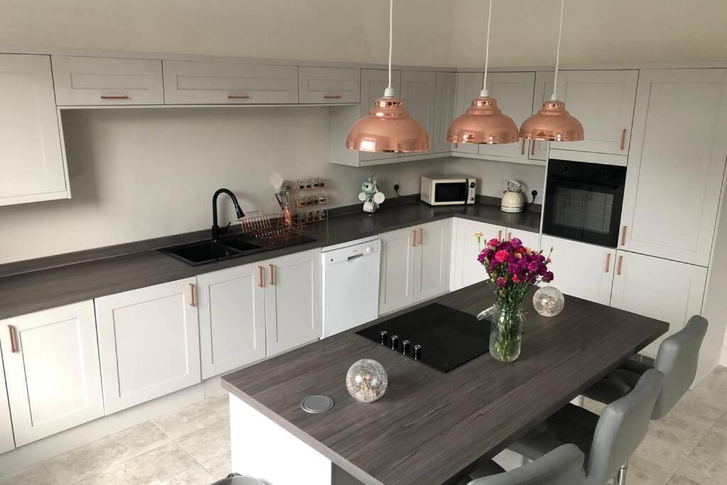 Stunning Bebington Maisonette - Large Private Drive And Entrance, Good Transport Links Экстерьер фото