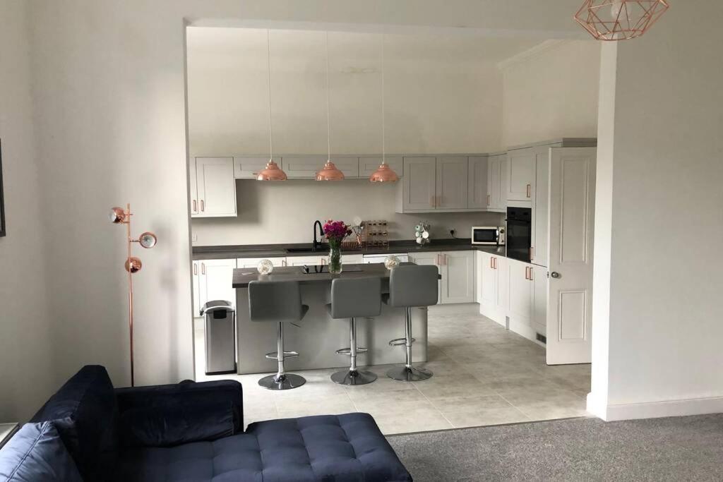 Stunning Bebington Maisonette - Large Private Drive And Entrance, Good Transport Links Экстерьер фото
