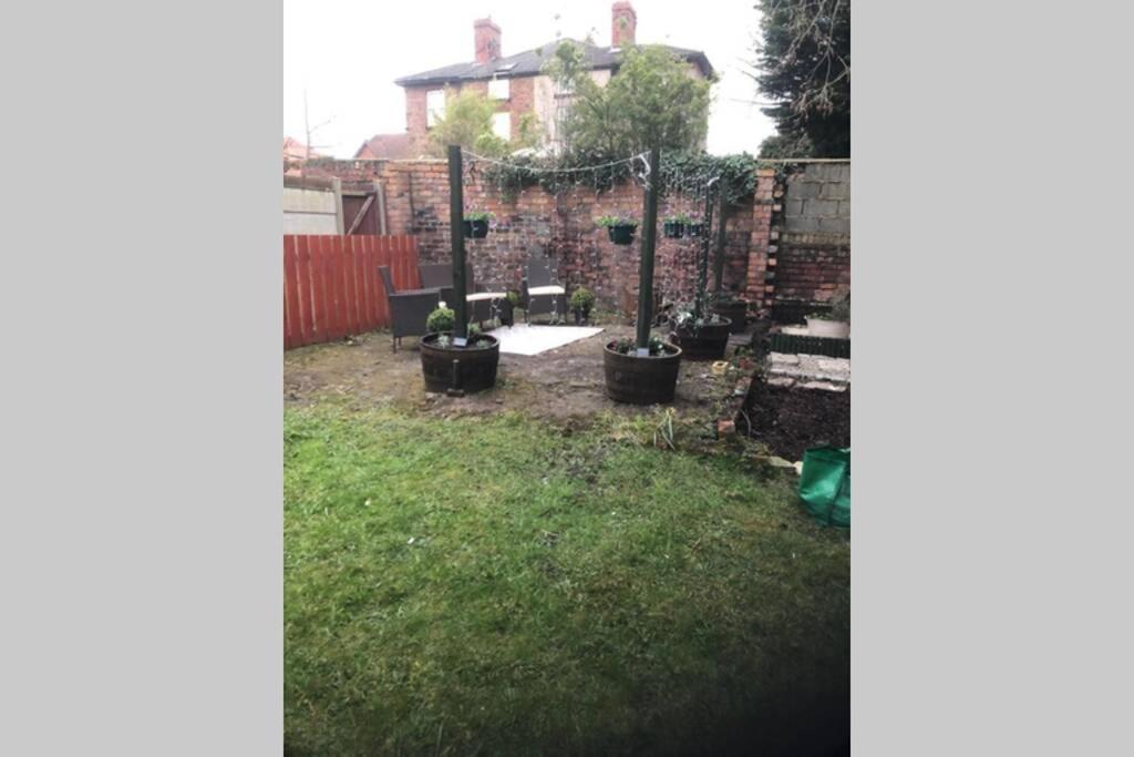 Stunning Bebington Maisonette - Large Private Drive And Entrance, Good Transport Links Экстерьер фото