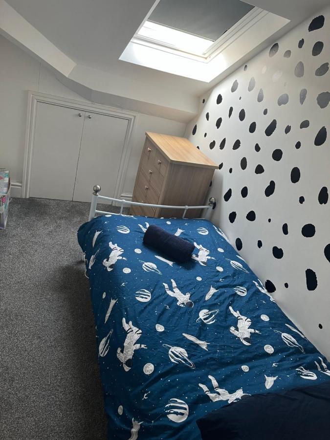 Stunning Bebington Maisonette - Large Private Drive And Entrance, Good Transport Links Экстерьер фото